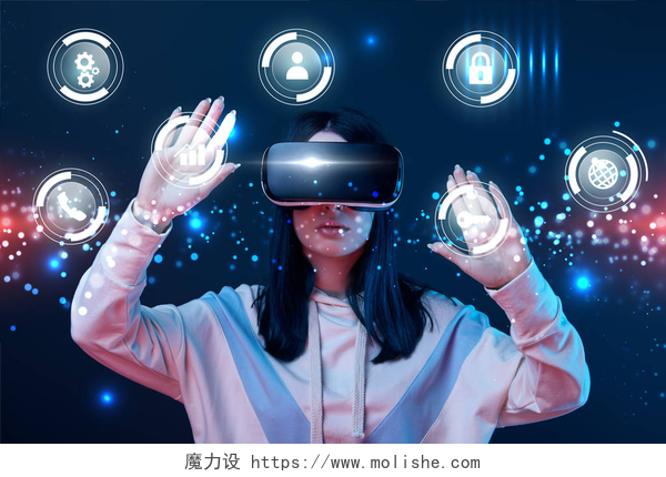 戴着虚拟现实眼镜的女人双手触摸屏幕在黑暗背景下的发光网络图标中，虚拟实境中的年轻女性头饰